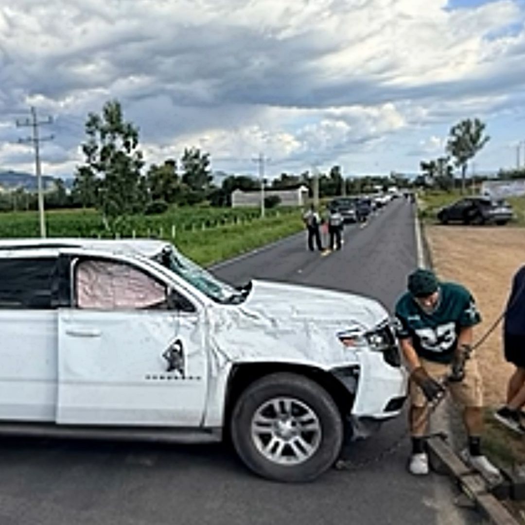 Así quedó el vehículo en el que viajaba el equipo de la senadora. Foto: Geovanna Bañuelos